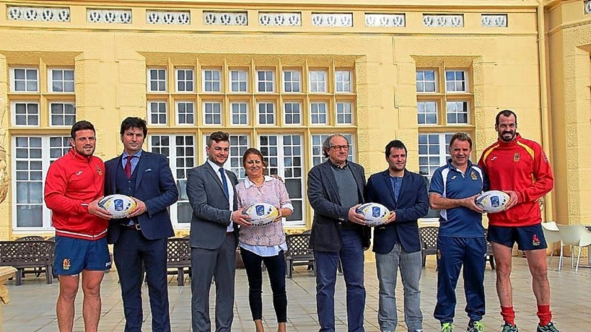 De izquierda a derecha, Gautier Gibouin, Daniel Calleja, Luis Manuel Pascual, Teresa López, Juan José García-Luna, Jorge Barragán, Santiago Santos y Javier Canosa, tras la presentación del España-Georgia en Medina del Campo.-FER