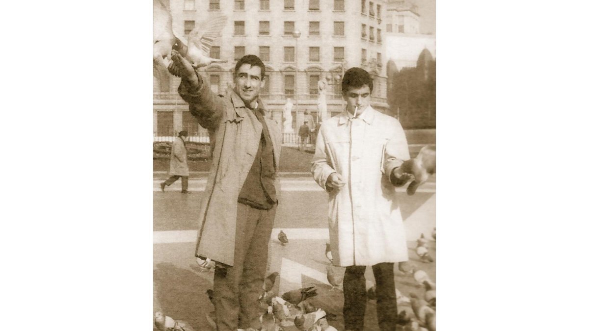Justo Alejo y Ramón Torío coreados por las palomas de la Plaza de Cataluña, en Barcelona.-E.M.