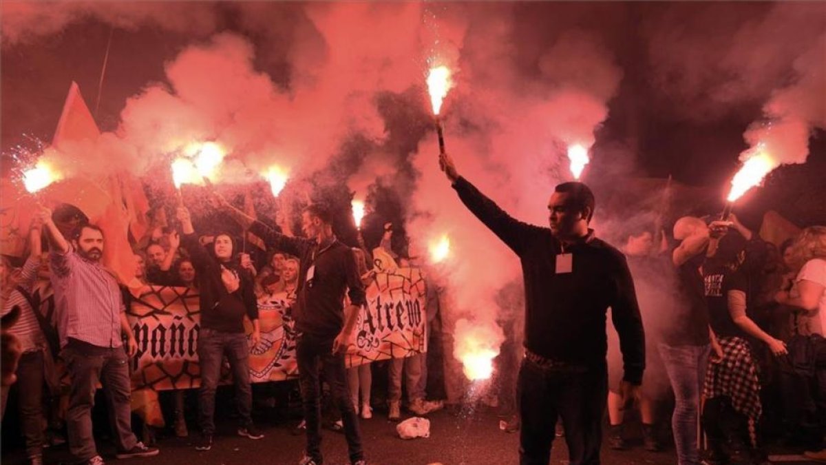 Manifestantes de extrema derecha frente a la sede de la ANC en Barcelona.-AFP / LLUIS GENE
