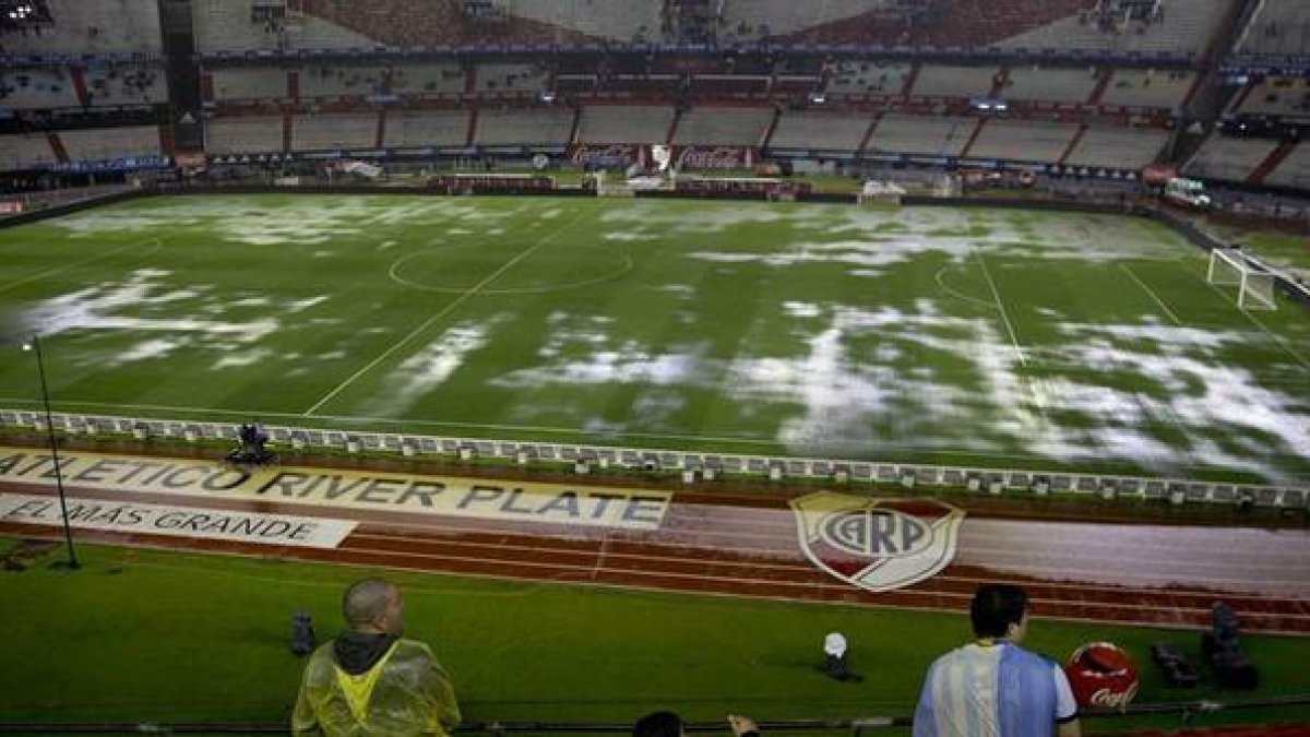 Aspecto que presentaba el Estadio Monumental de Buenos Aires poco antes de la hora de inicio del partido.-AP / NATACHA PISARENKO