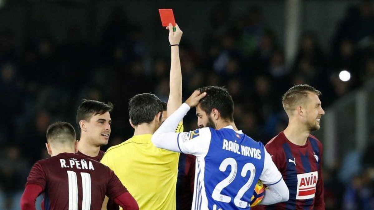 Undiano Mallenco muestra tarjeta roja al jugador del Eibar Florian Lejeune.-JUAN HERRERO / EFE