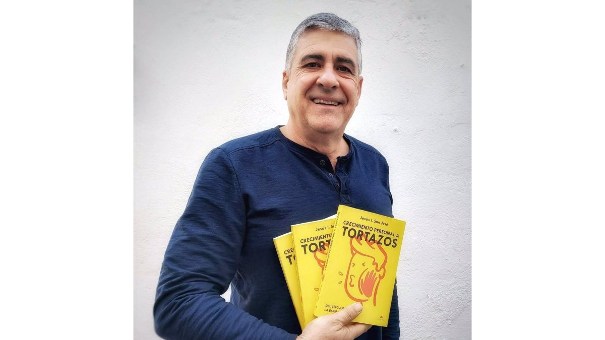 Jesus I. San José con varios ejemplares de 'Crecimiento personal a tortazos'.- EUROPA PRESS