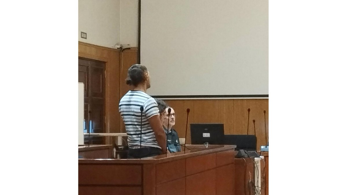 El acusado, de pie, en la vista en la Audiencia de Valladolid que ha quedado finalmente suspendida por la ausencia de tres policías, uno de ellos por enfermedad y los otros dos de permiso. - EUROPA PRESS