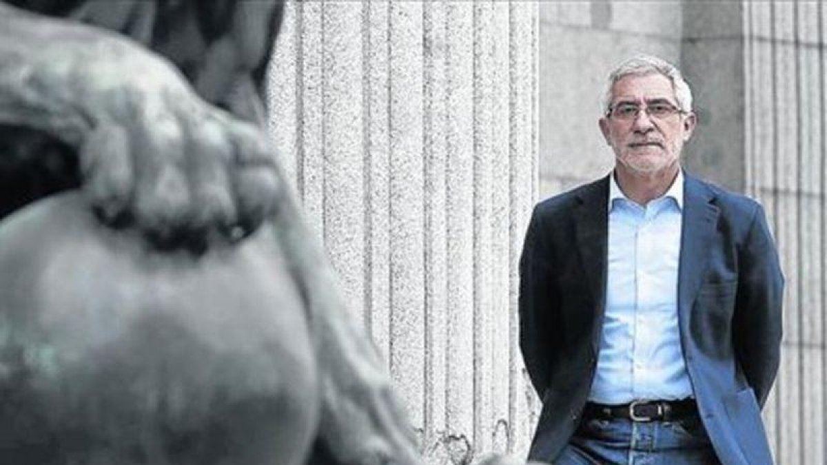 Gaspar Llamazares, en la entrada principal del Congreso.-AGUSTÍN CATALÁN