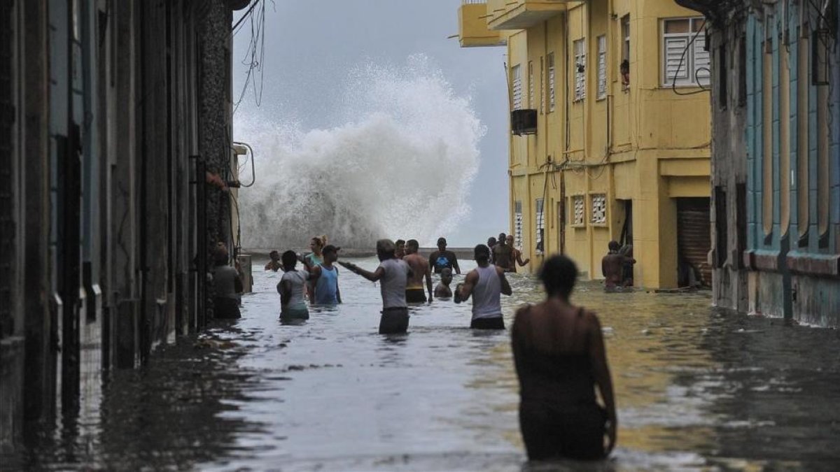 Una de las calles de La Habana inundada tras el paso del huracán Irma-AFP / YAMIL LAGE