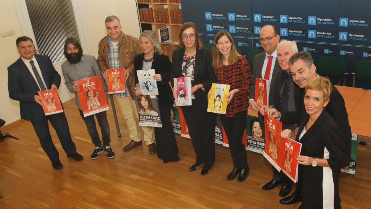 La presidenta de la Diputación, Ángeles Armisén, acompañada de la alcaldesa de Aguilar de Campoo, María José Ortega, entre otros, en la presentación.-ICAL
