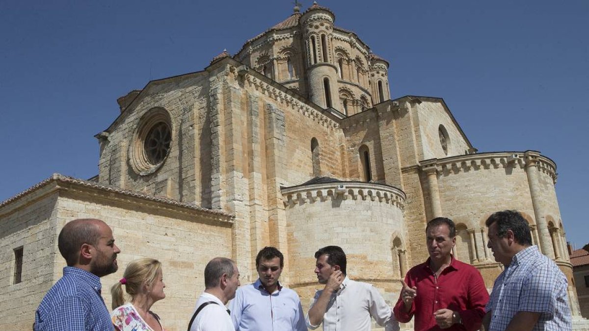 El secretario general del PSOE de Castilla y León y portavoz del Grupo Parlamentario, Luis Tudanca, trata la política cultural y turística de la Junta de Castilla y León, junto con el alcalde de Toro, Tomás Del Bien, el secretario provincial del PSOE de Z-Ical