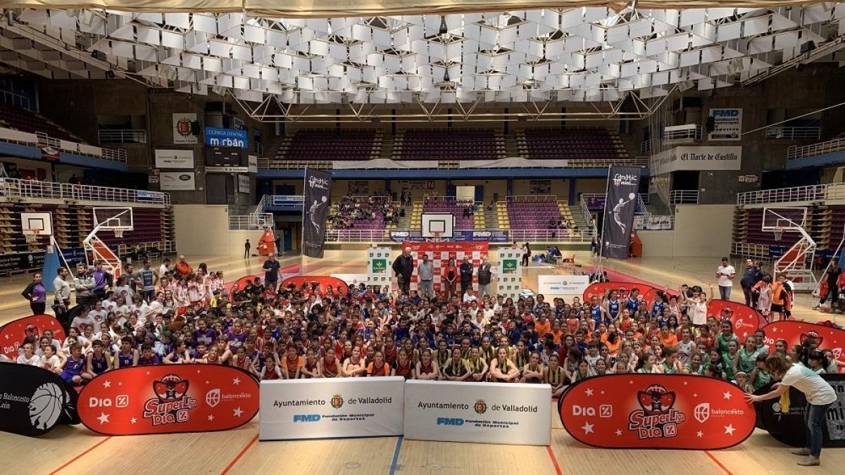 Los participantes en la última jornada de la Fanatic Mini posan en el parqué del polideportivo Pisuerga.-FCYLB