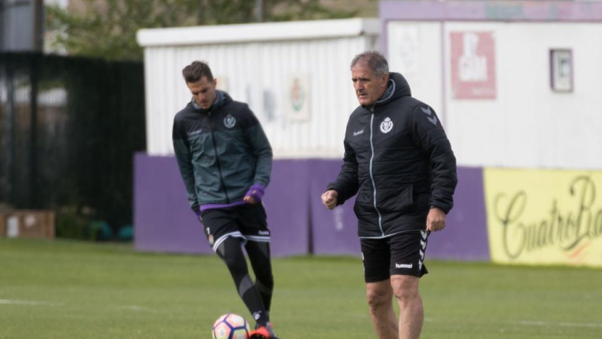 Paco Herrera se dispone a chutar durante un entrenamiento, con Juan Villar al fondo.-PABLO REQUEJO (PHOTOGENIC)