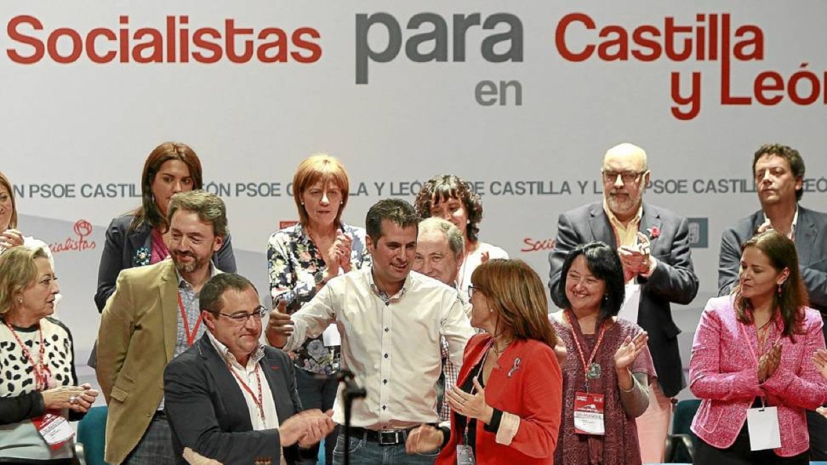 En el centro, Julio Fernández, Luis Tudanca y Soraya Rodríguez, el sábado pasado en el Congreso Extraordinario del PSOE-J.M.Lostau