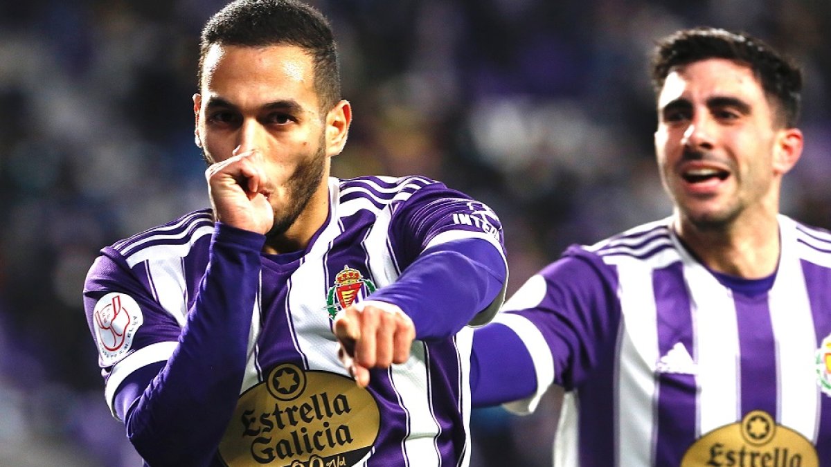 Anuar festeja el 1-1 ante Las Palmas, en presencia de Kike Pérez. / LOSTAU