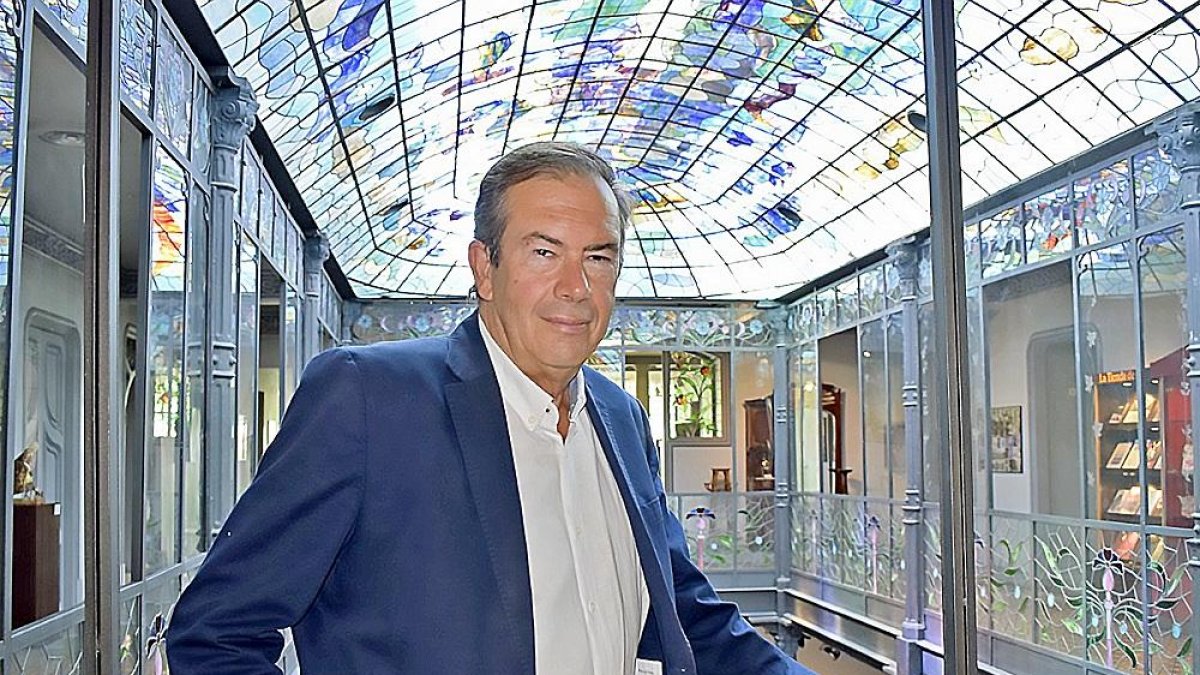 Pedro Pérez Castro, en una de las estancias del Museo de Art Nouveau y Art Déco en la Casa Lis, en Salamanca.-ARGICOMUNICACIÓN