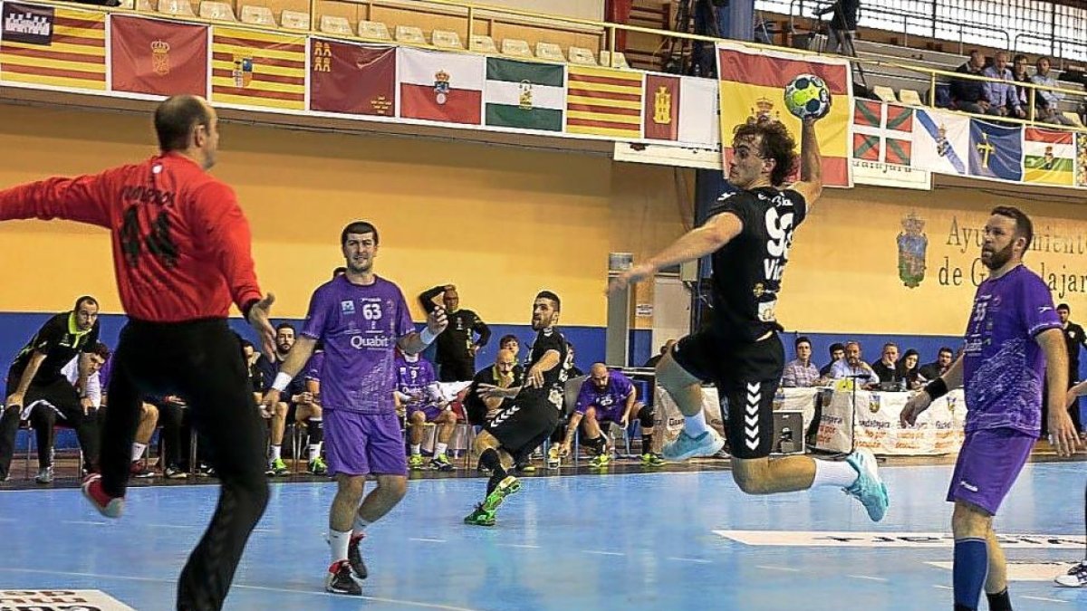 Víctor Rodríguez ‘vuela’ ante el veterano ‘ex internacional Jota’ Hombrados.-PHOTO-DEPORTE