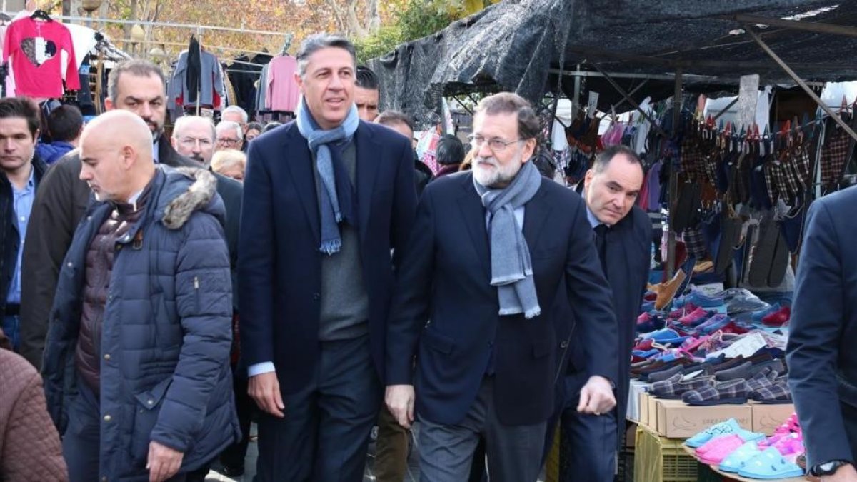 El presidente, Mariano Rajoy, junto a Xavier García Albiol, paseando este miércoles por el barrio badalonés de Llefià.-ROGER PI DE CABANYES (ACN)