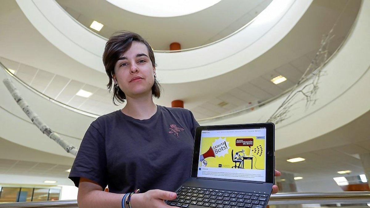 La investigadora Dafne Calvo muestra el portal Alerta Bots en las instalaciones de la Facultad de Filosofía y Letras de la Universidad de Valladolid.-J. M. LOSTAU