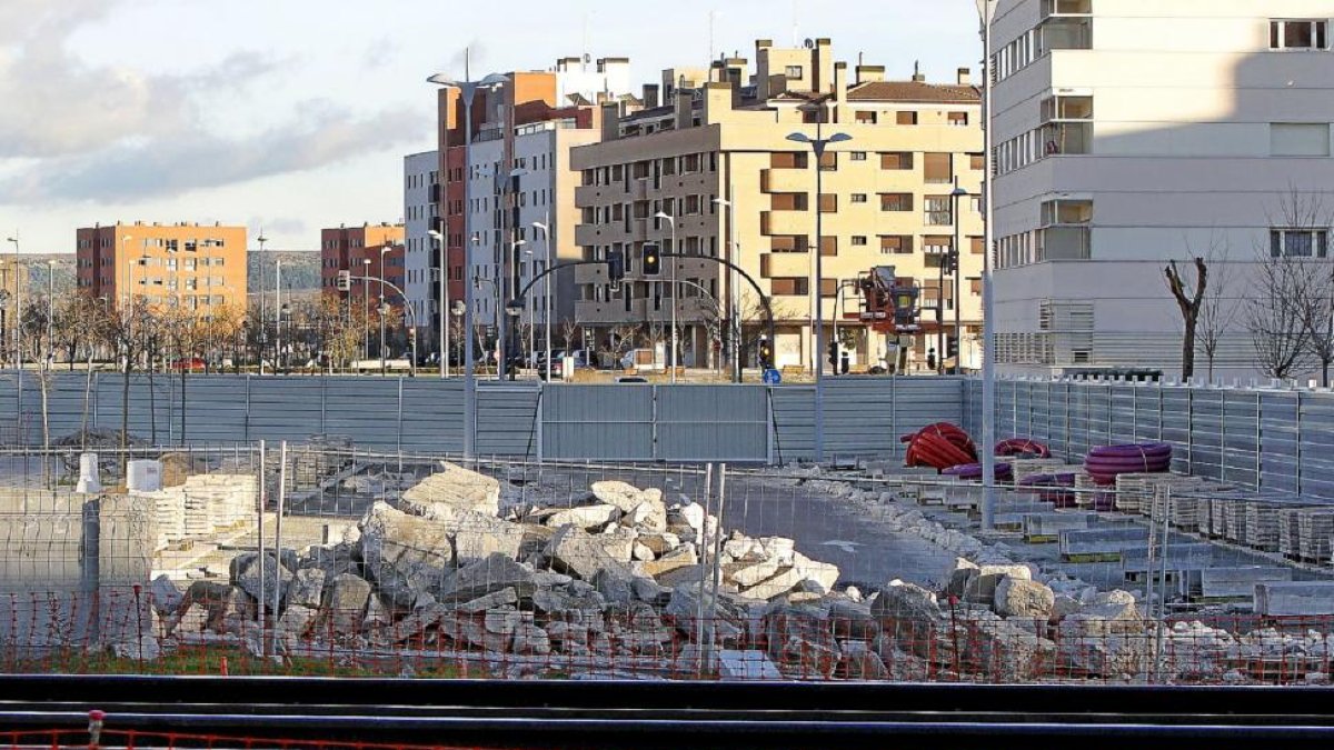Obras paralizadas entre las calles Nochevieja y Andrómeda para construir el túnel de la Pilarica con los restos hallados en primer término.-J. M. Lostau