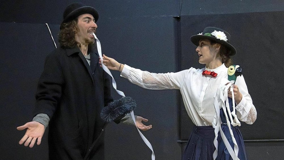 Íñigo Sanz y Clara Parada ensayan una escena de ‘El diario de Mary Poppins’.-J. M. LOSTAU