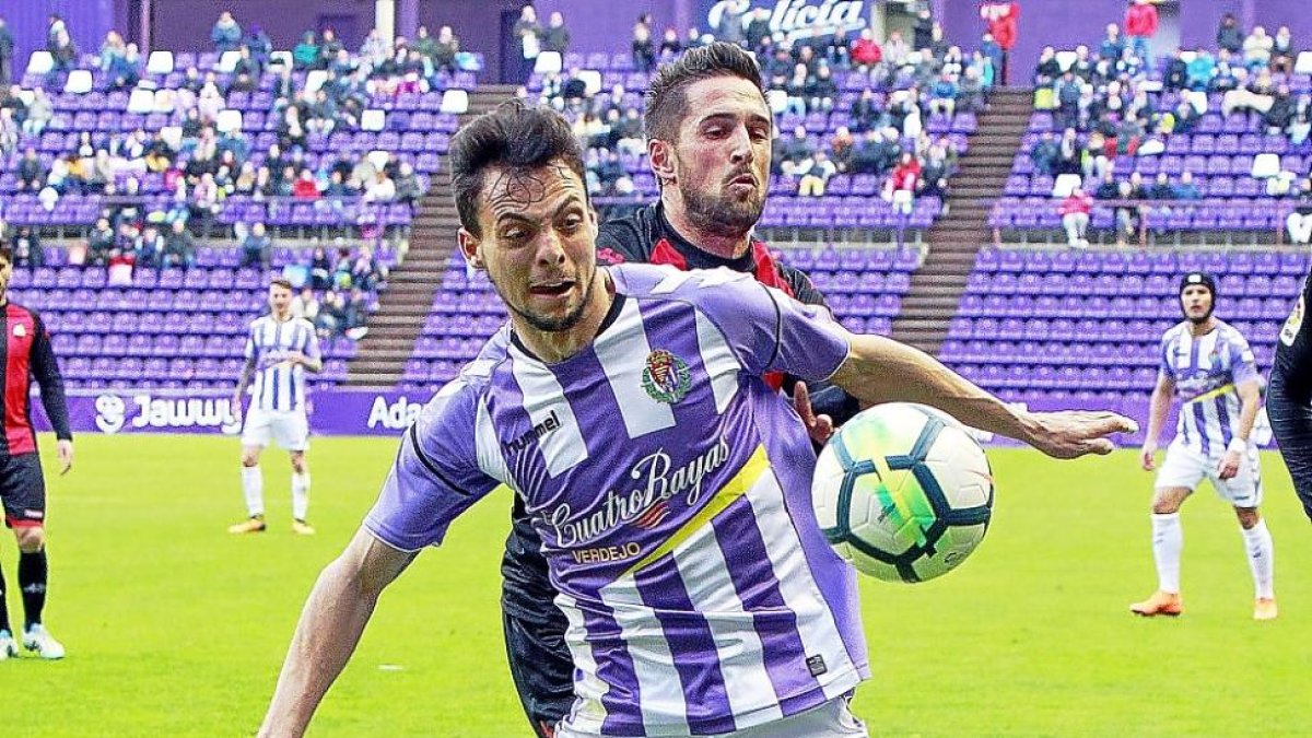 El blanquivioleta Óscar Plano defiende el balón  durante el Real Valladolid-Reus de esta temporada.-J.M. LOSTAU