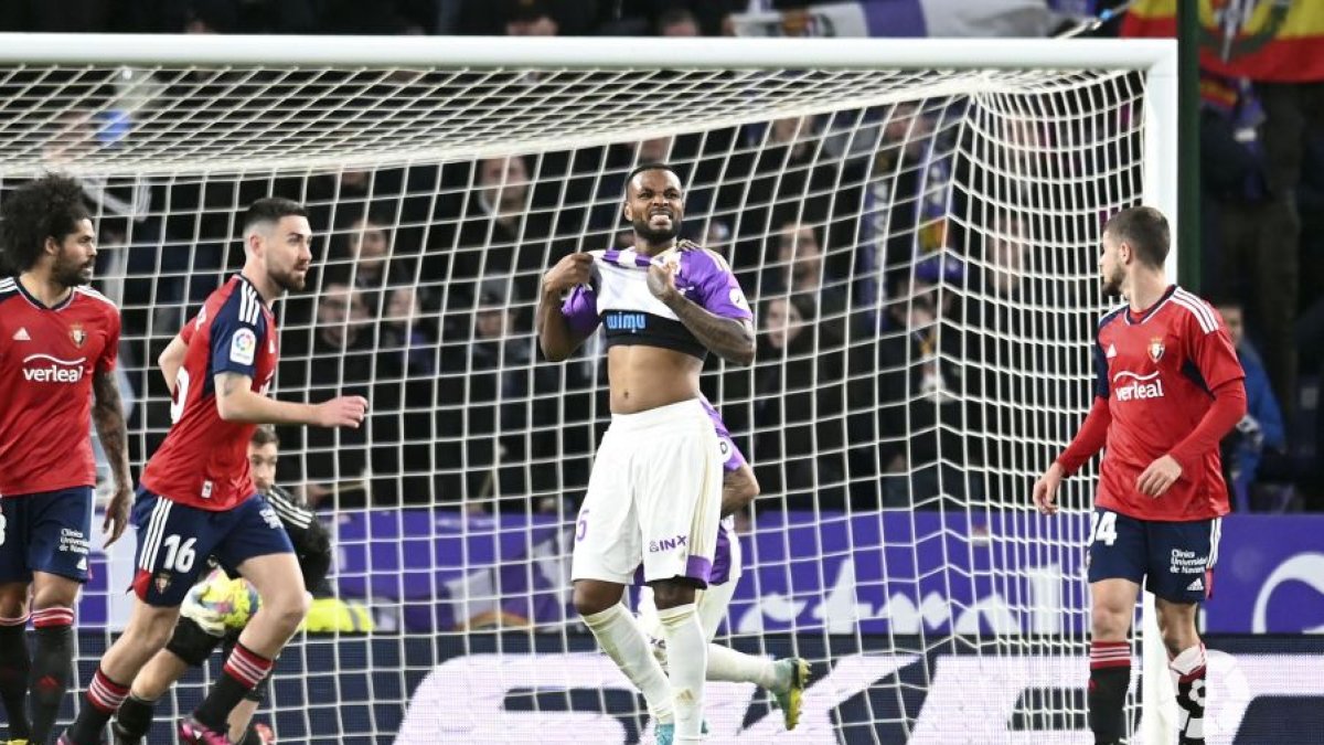 Cyle Larin lamenta el remate flojo en la última jugada del partido. / LA LIGA