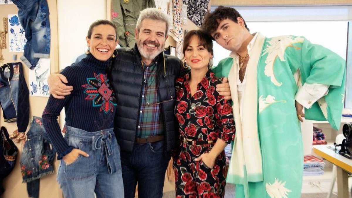 Raquel Sánchez Silva, Lorenzo Caprile, María Escoté y Palomo Spain, en el taller de Desigual, este domingo, en Maestros de la costura.-RTVE