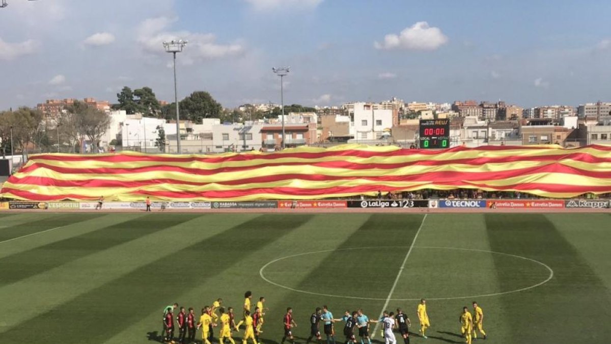 La senyera, en el estadio del Reus.-PERIODICO (TWITTER / CF REUS)
