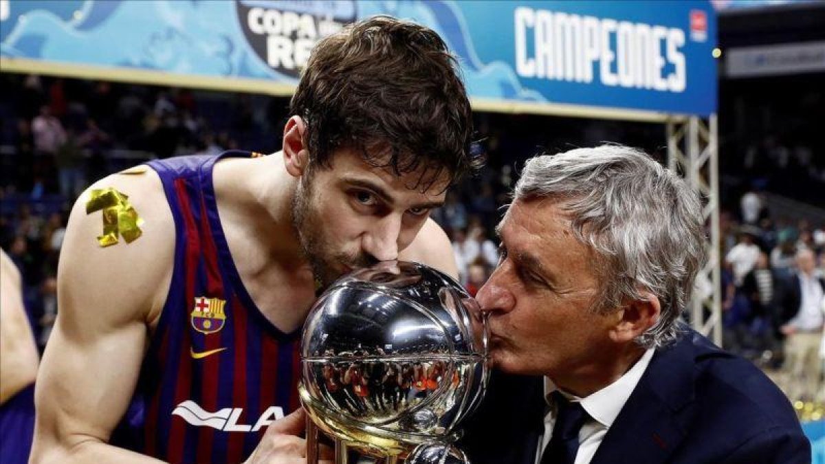 Svetislav Pesic besa la Copa del Rey junto al capitán Tomic tras la final.-MARISCAL (EFE)
