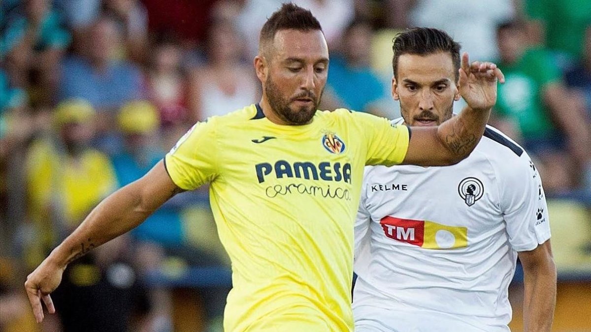 El centrocampista del Villarreal Santi Cazorla reaparece tras casi dos años lesionado durante el encuentro amistoso de pretemporada disputado frente al Hercules /-DOMENECH CASTELLO
