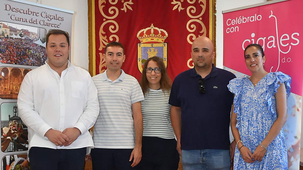 Foto de familia de todos los premiados en el IV Concurso fotográfico del envero en Cigales. E. M.