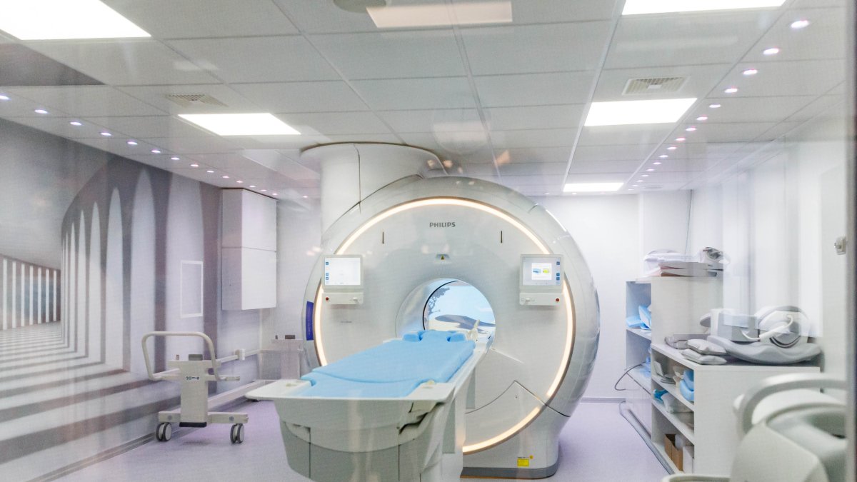 Una máquina para realizar una resonancia magnética en Castilla y León, en una imagen de archivo. ICAL