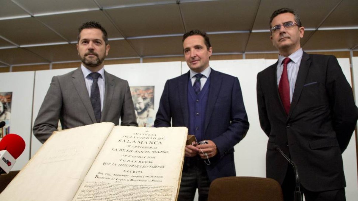 El concejal de Cultura, Julio López (I), el diputado de Cultura, Manuel Tostado (D) y el vicerrector de Investigación y Transferencia de la Universidad de Salamanca, Juan Manuel Corchado (C), presentan el manuscrito autógrafo de Bernardo Dorado-Ical