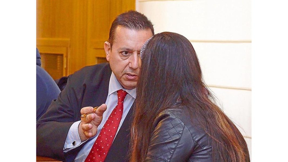 Davinia habla ayer con su abogado, Juan Victorio Serrano, en el juicio.-EFE
