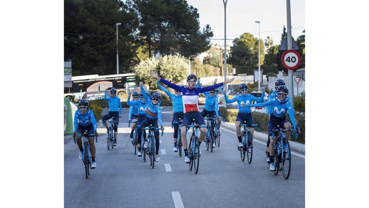 Las corredoras del Movistar, durante la concentración que llevaron a cabo en la localidad alicantina de Calp.-MIGUEL LORENZO