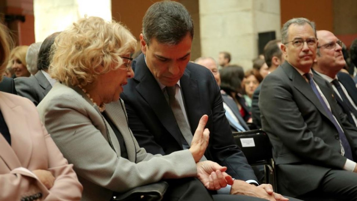 Carmena departe con Pedro Sánchez-JOSE LUIS ROCA