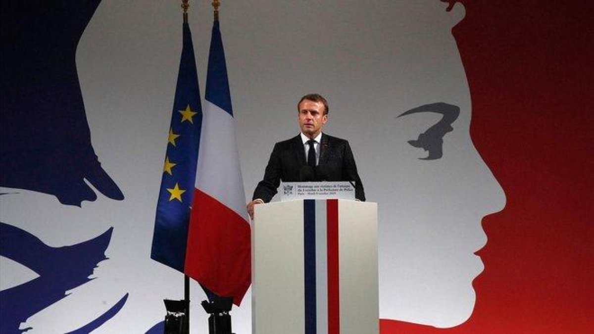 El presidente francés, Emmanuel Macron, durante el acto de homenaje en París de los cuatro policías asesinados.-FRANÇOIS MORI (AP)
