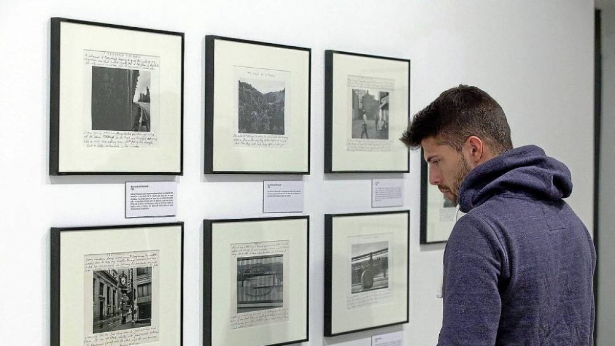Un visitante contempla algunas de las fotografías de la exposición de Duane Michals en San Benito-Pablo Requejo