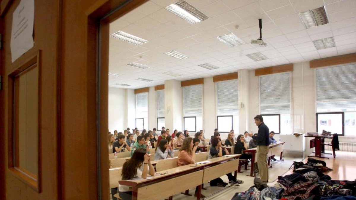 Varios alumnos realizan las pruebas de acceso a la universidad.-ICAL