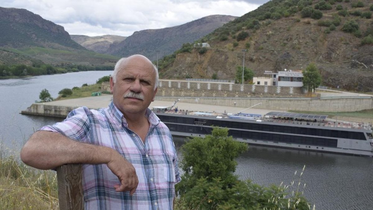 José Francisco Bautista desde la parte portuguesa señalando a su espalda el muelle fluvial de Vega Terrón.-