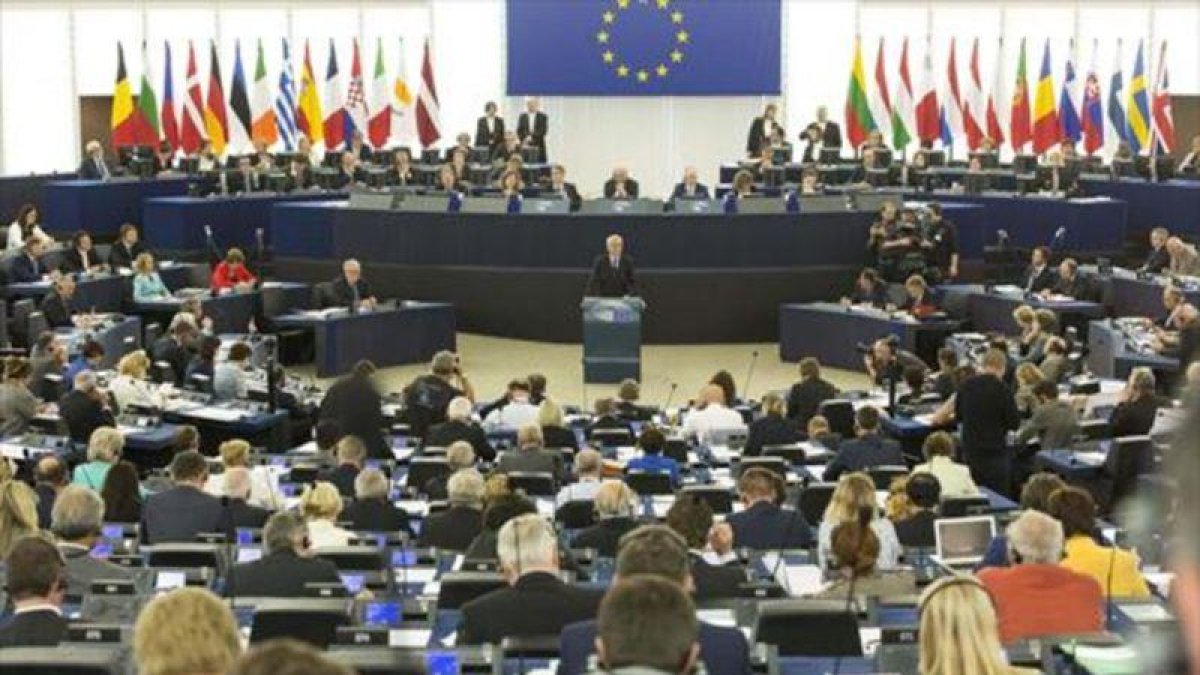 Interior y exterior del Parlamento Europeo. A la izquierda, en el círculo, Antonio Tajani, su presidente.-JOHANNA LEGUERRE / EFE (PATRICK SEEGER)
