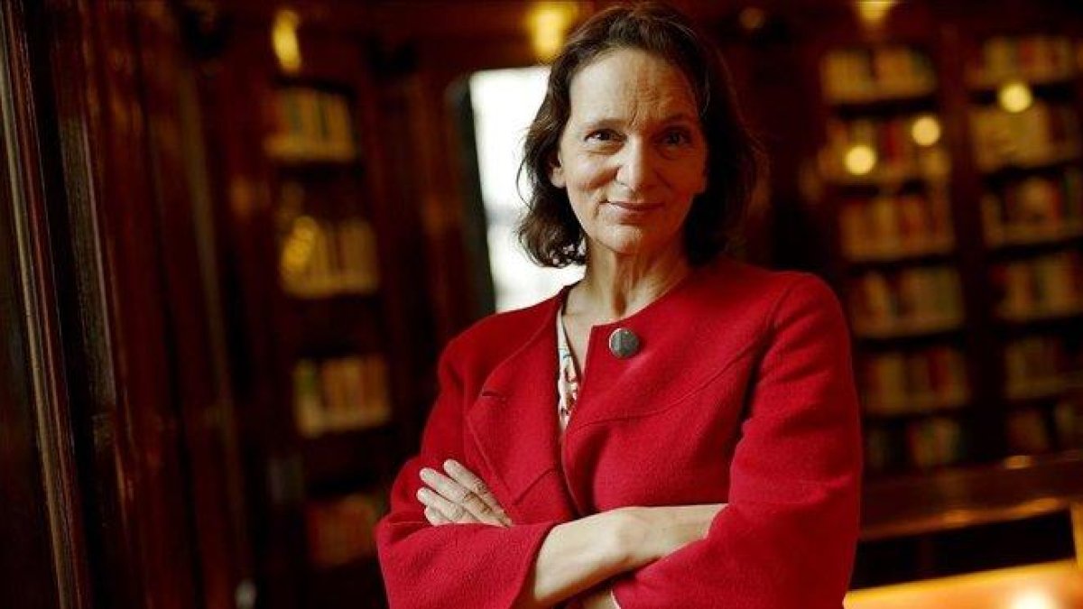 La cofundadora de Podemos, Carolina Bescansa, en la biblioteca del Congreso.-JOSÉ LUIS ROCA