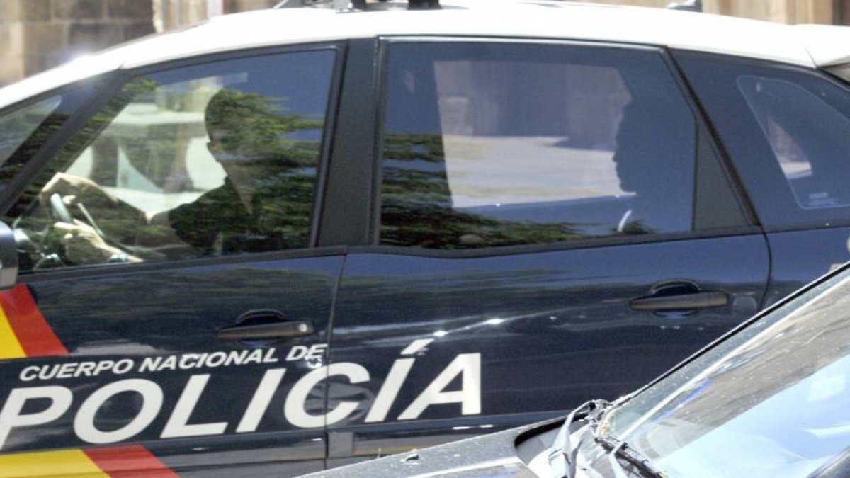 El acusado, en la parte de atrás del vehículo policial, durante su traslado a la cárcel de Soria.-Valentín Guisande