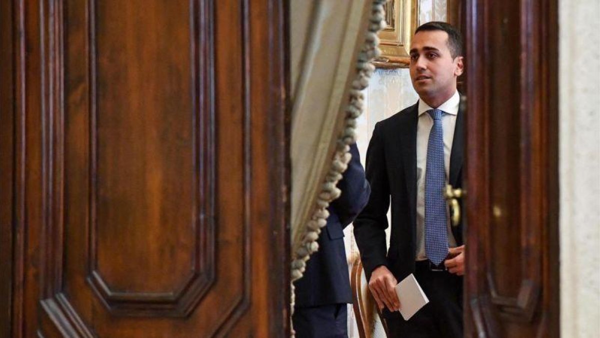 El líder del Movimiento 5 Estrellas, Luigi Di Maio, tras reunirse con el presidente de la Camara Baja, Roberto Fico, para la formacion de nuevo gobierno en Roma.-EFE / ALESSANDRO DI MEO