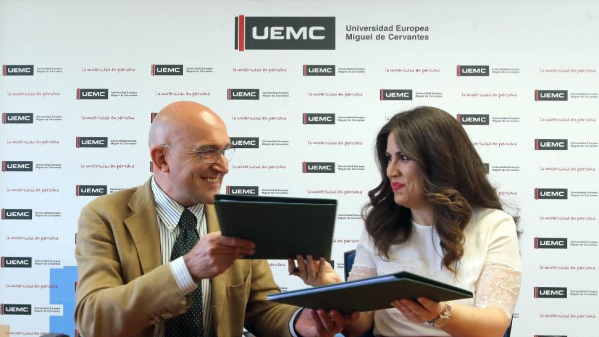 El presidente de la Diputación de Valladolid, Jesús Julio Carnero y la recrora de la Universidad Europea Miguel de Cervantes, Imelda Rodríguez, suscriben un convenio de colaboración para que alumnos de la UEMC realicen prácticas remuneradas en empresas.-ICAL