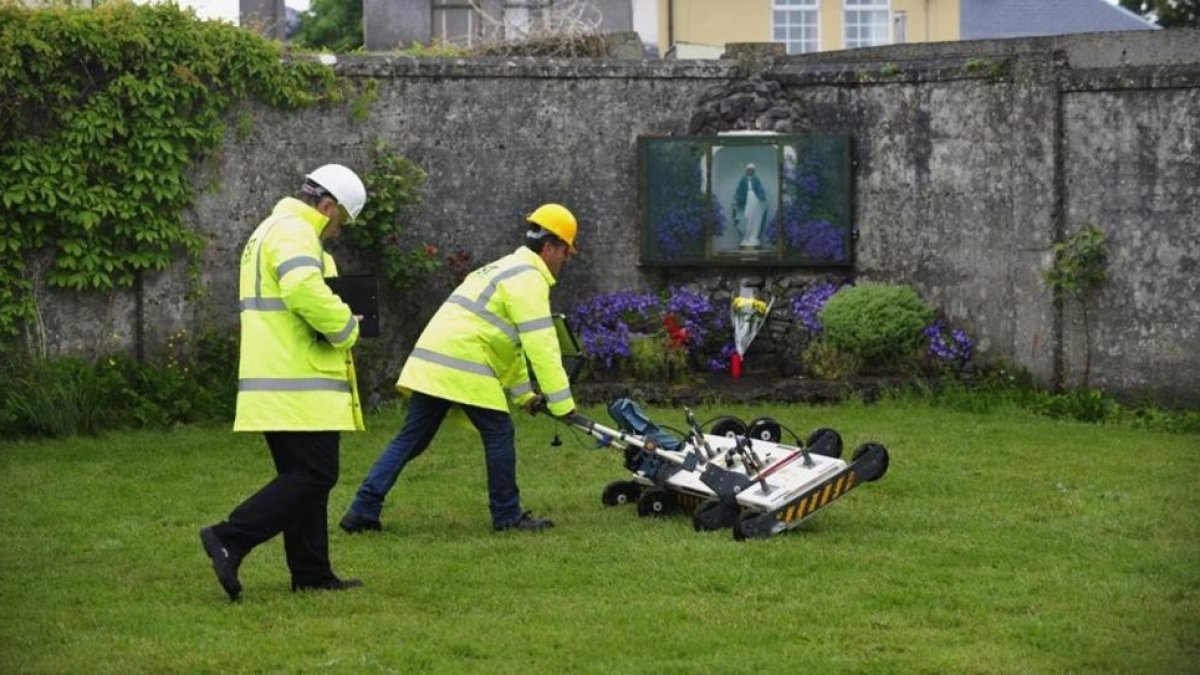 Un ingeniero usa un georradar en el lugar donde se encuentran enterrados hasta 800 ninos en una fosa en el convento catolico de Tuam en 2014.-AIDAN CROWLEY