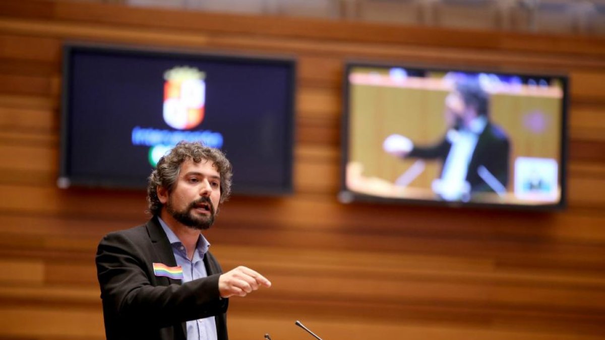 El portavoz de Izquierda Unida, José Carrión, en el Debate de política general en las Cortes.-ICAL