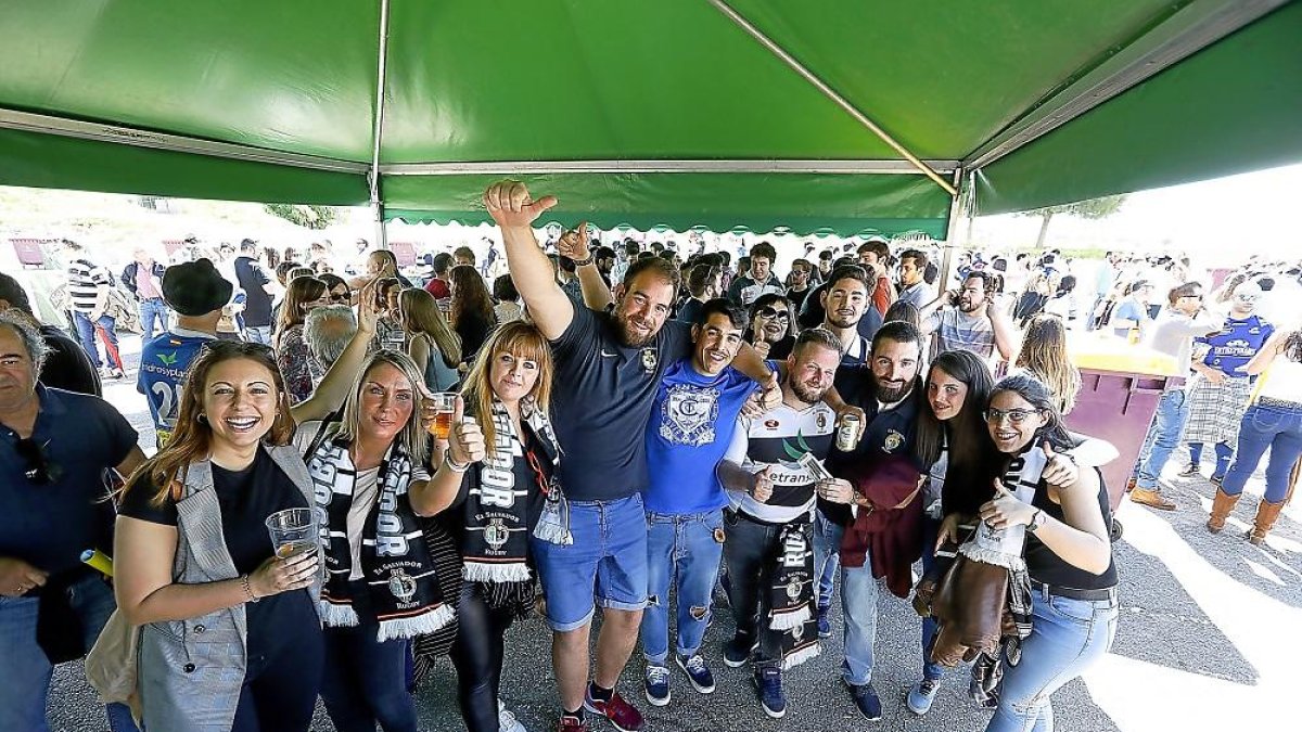 Ambiente festivo previo a un partido del SilverStorm El Salvador.-J.M. LOSTAU