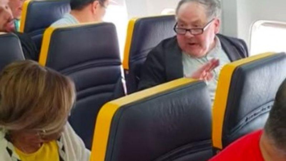 Un pasajero racista insulta y echa a una mujer negra de su asiento, en un vuelo de Ryanair.-YOUTUBE / GRESTNESS E