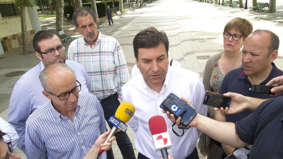 Fernández Carriedo atiende a los medios durante su vista ayer a Benavente.-ICAL