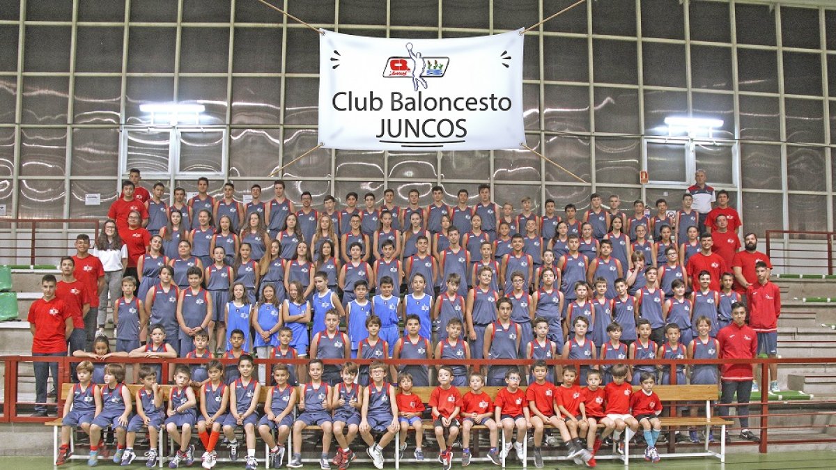Jugadores y entrenadores delCB Juncos posan en las instalaciones del polideportivo de Laguna de Duero. E.M.