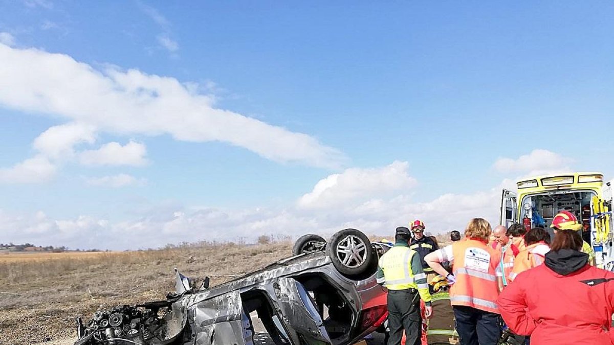 Accidente en la VP-4401, en el término municipal de Cigales, donde un hombre resultó ayer herido de gravedad.-ICAL