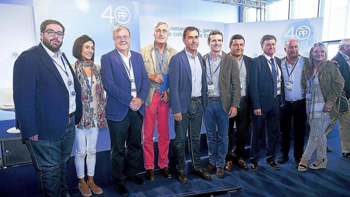 Maíllo y Casado, en el centro, con alcaldes y presidentes de Diputación de la Comunidad.-ICAL
